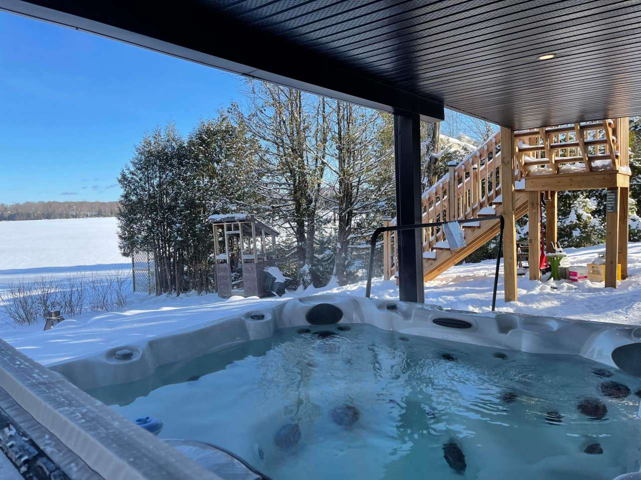 Spa couvert avec vue sur le lac